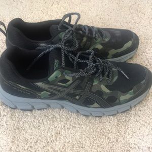 Men’s running shoes